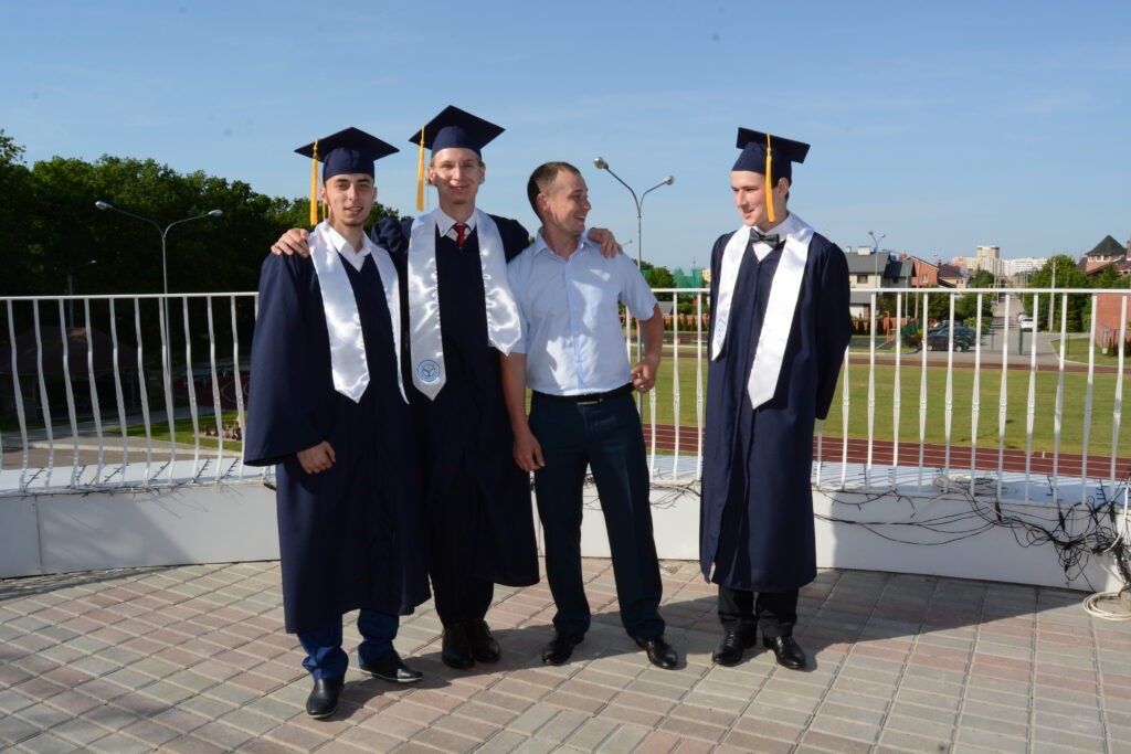Выпускники Международной школы Источник получили аттестаты фото.