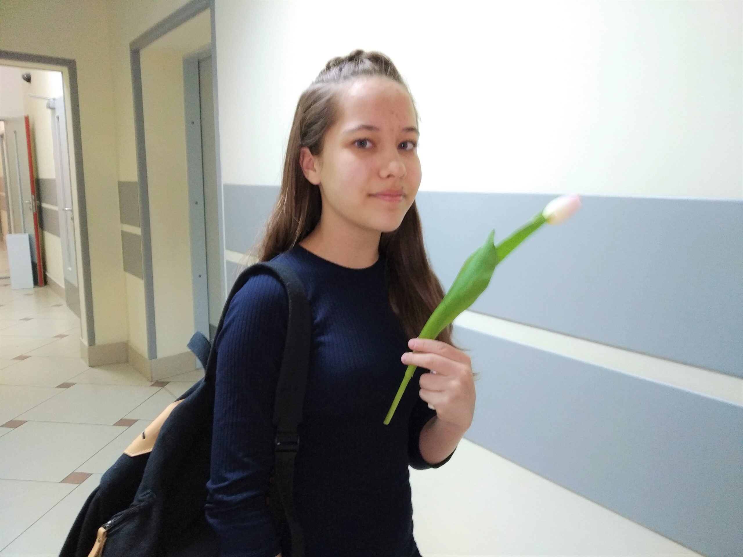 Девочка с тюльпаном в школе Источник весной.