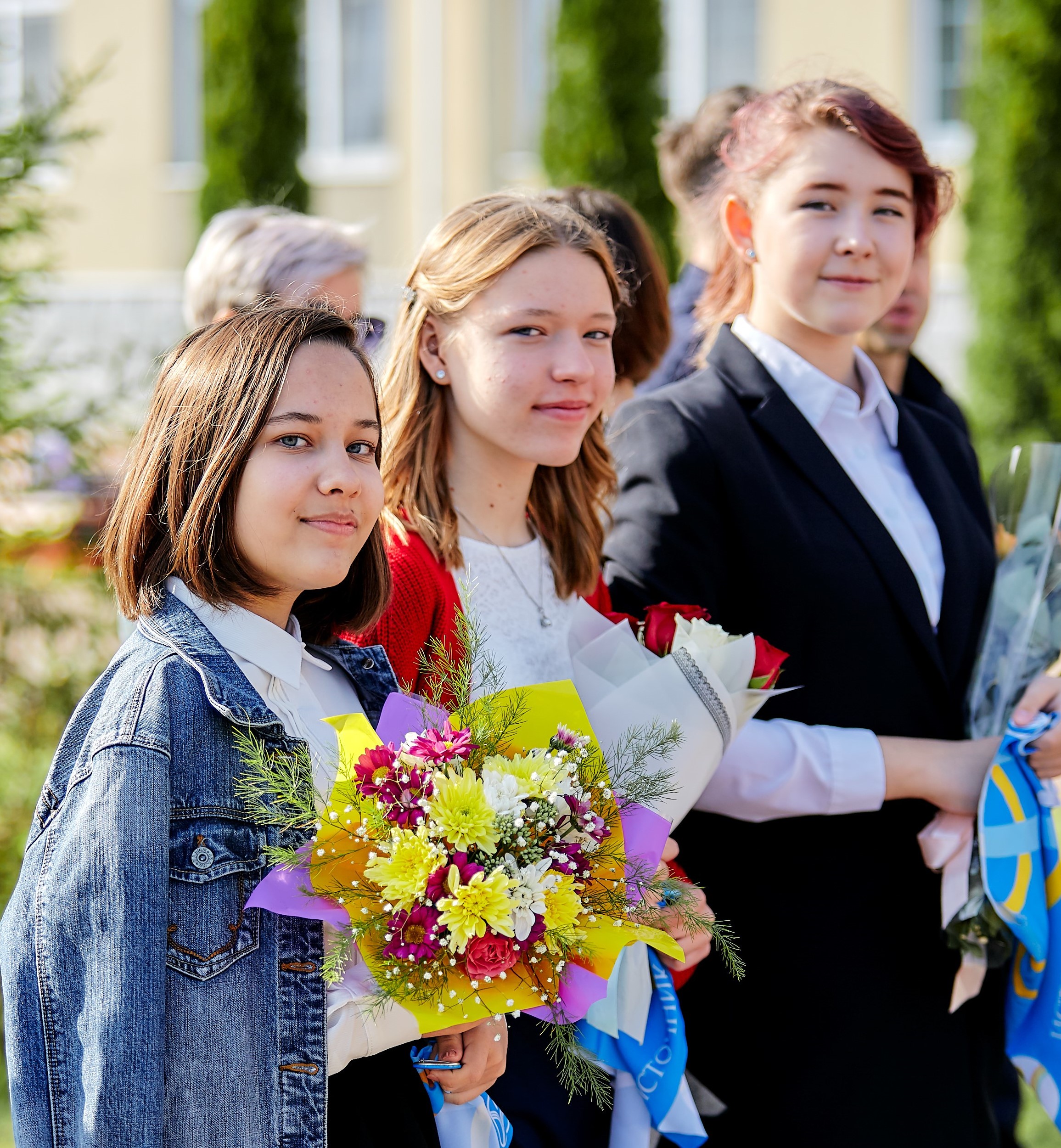 Первоклассники школы Источник с букетами цветов на Дне знаний.