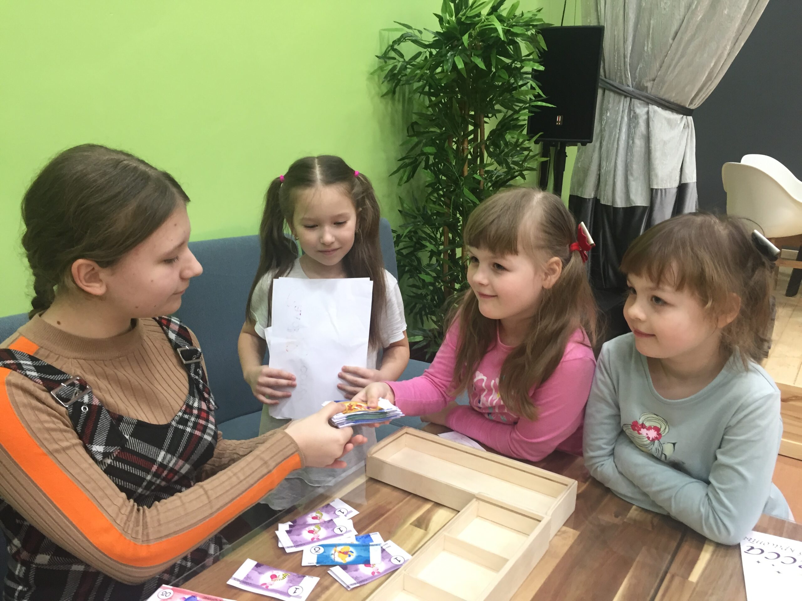 Игра в бизнес и деньги с детьми в школе Источник.