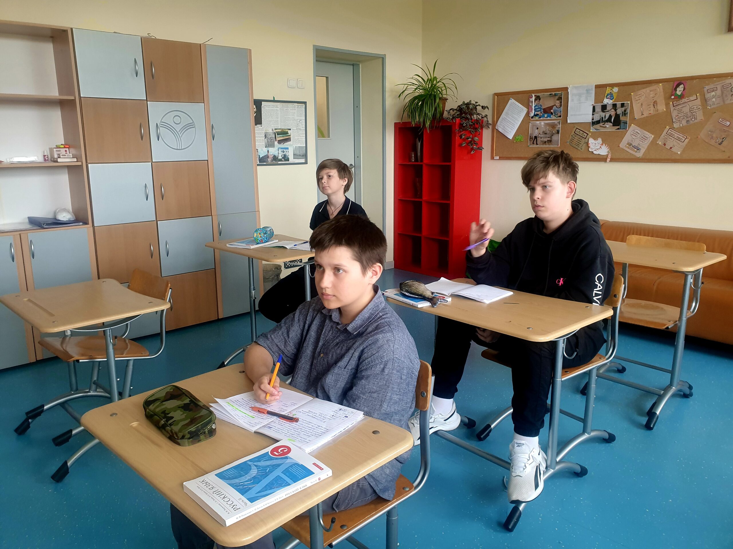 Ученики 5 класса школы Источник изучают глаголы на уроке русского языка.