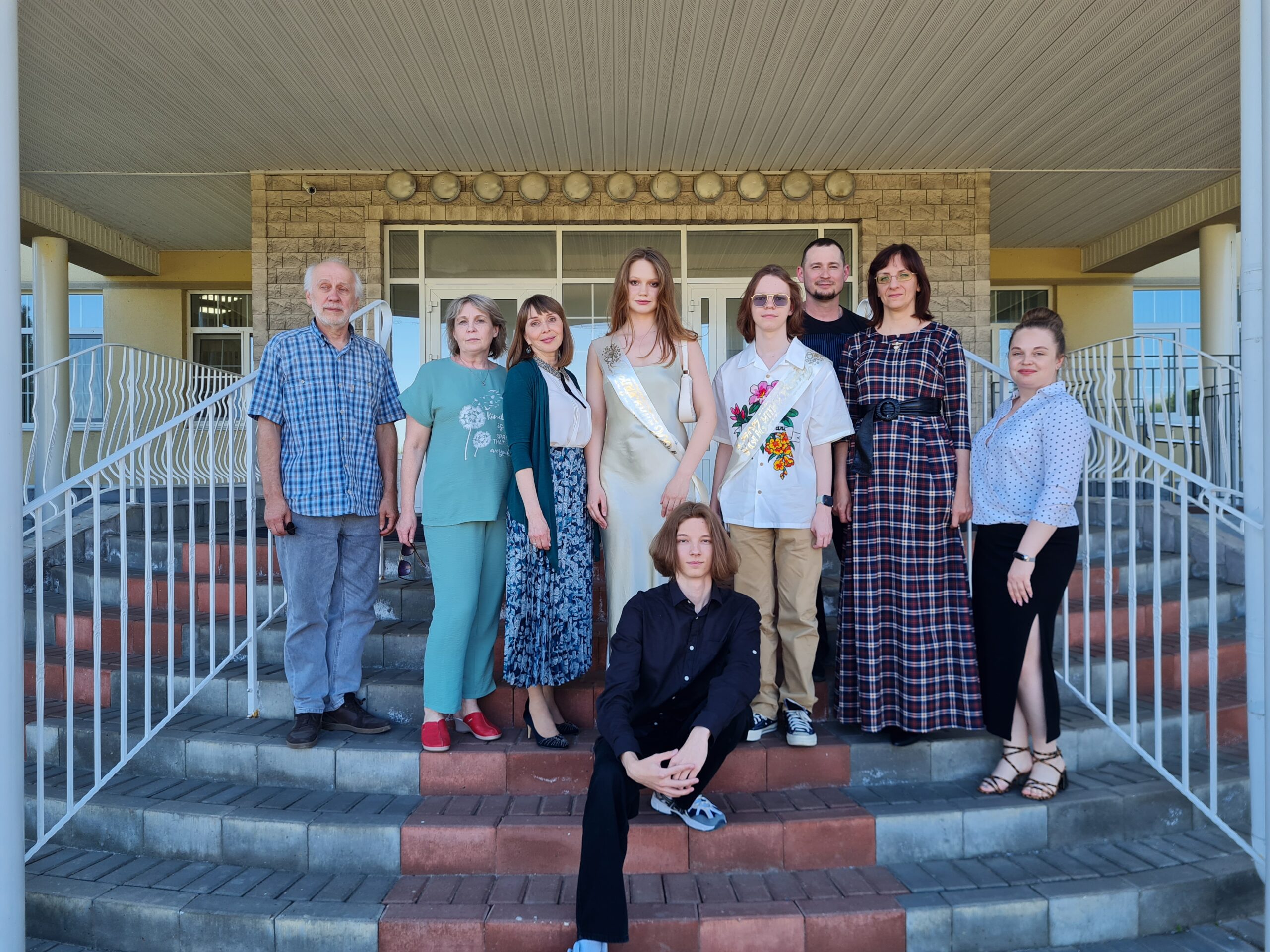 Выпускники и преподаватели школы Источник на торжественном мероприятии окончания учебного года.