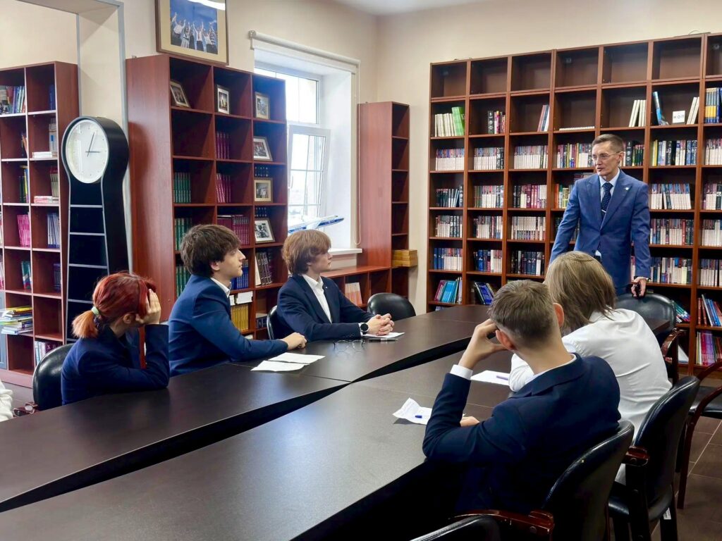 Встреча с Александром Владимировичем Тещиным в рамках «Школы карьерного дизайна» фото.